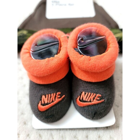 NWT Nike Baby Gift 2 Piece Set Hat Beanie & Booties Orange Green 0-6 Months - Picture 2 of 3